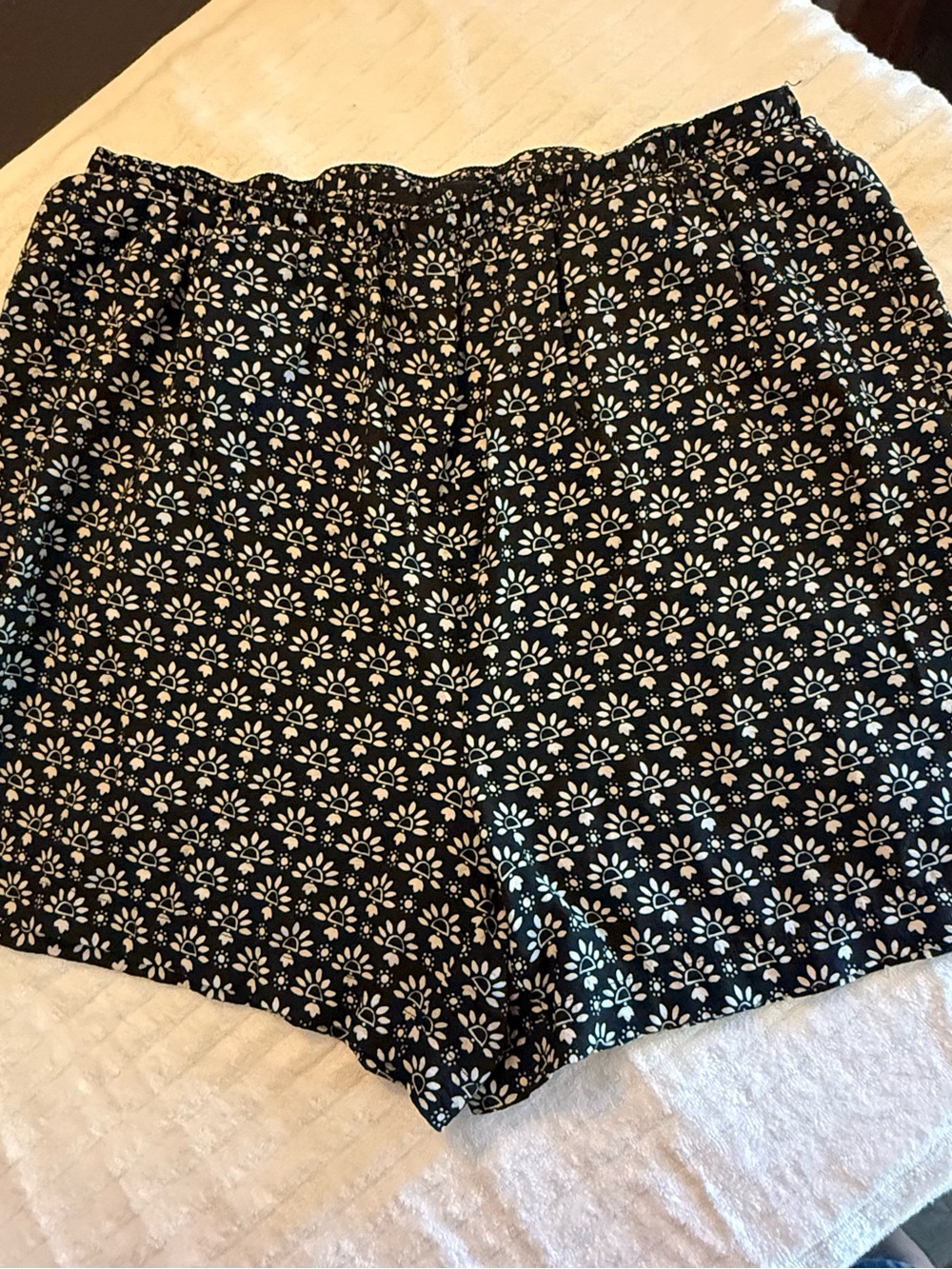 torrid Black Floral Print Women's Shorts